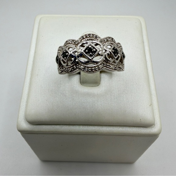 Black and white diamond cocktail statement ring in sterling silver! - Picture 3 of 13